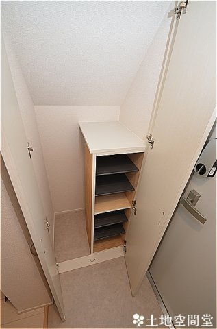 直方市大字上頓野のアパートの玄関