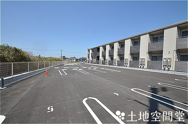 直方市大字上頓野のアパートの駐車場