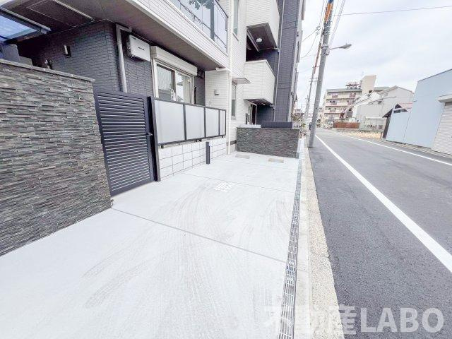 スペチアーレ背戸口の駐車場