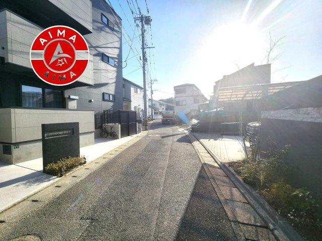 福岡市城南区田島3丁目第2-4棟（1号棟）の前面道路含む現地写真|前面道路は閑静な住宅地をはしる車通りの少ない道路。お車の出し入れが苦手なママや小さなお子様にも安心ですね。しっかり舗装もされているので、ベビーカーや自転車で通っても快適に通行できます。