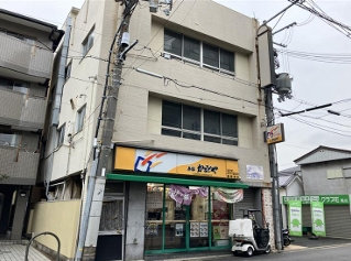 鳳駅前店舗の外観