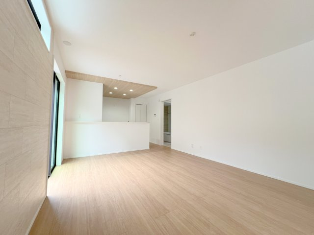 青梅市畑中1丁目　新築戸建全2棟の玄関|シンプルで洗練された機能門柱を採用。ポストとインターホンを一体化し、玄関まわりをすっきりと演出。
