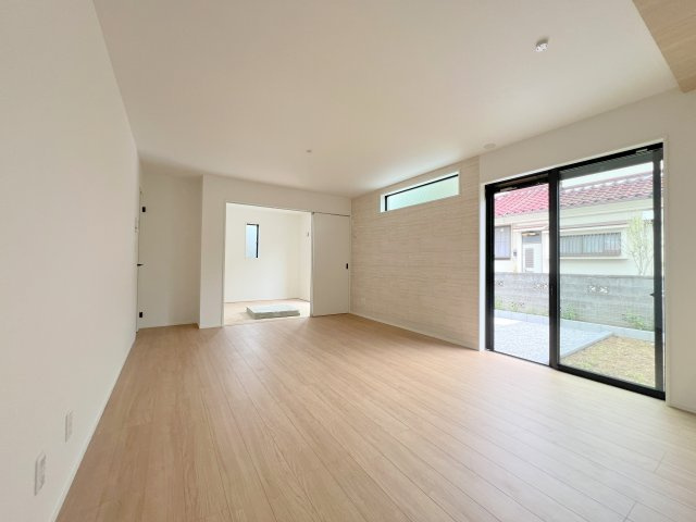 青梅市畑中1丁目　新築戸建全2棟の玄関|先進のスマートキーを採用した玄関ドア。ワンランク上の快適な住まいを演出します。