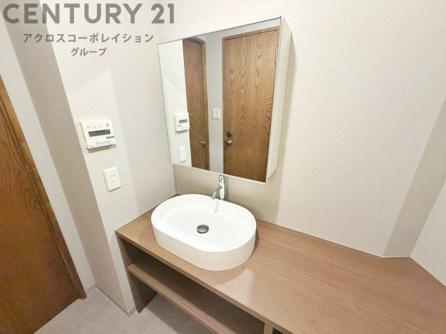 化粧品や洗顔料、歯ブラシなどの必需品をまとめて置ける収納スペースがあり、使用するたびに取り出す手間が省けます。また、水回りのため、濡れても大丈夫な素材が使用されており、お手入れが簡単です。