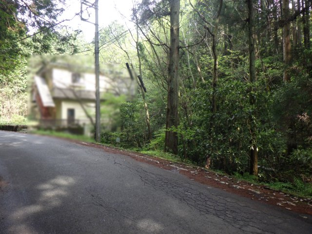 伊豆エメラルドタウン㉜の前面道路含む現地写真