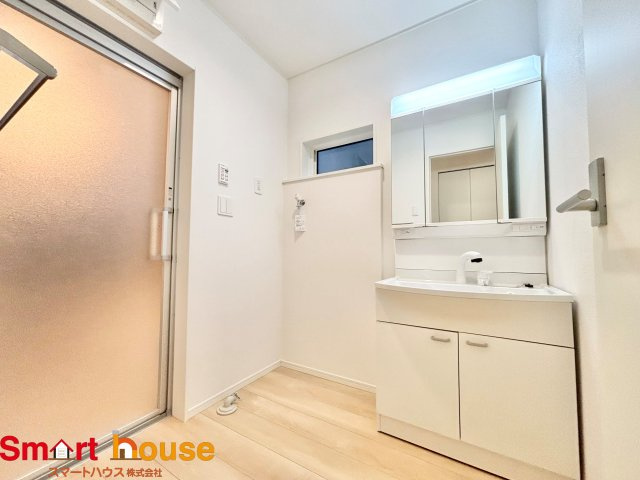 相模原市緑区谷ケ原第3　新築全3棟の独立洗面台|ゆとりの洗面スペースで朝の身支度も快適スムーズに。３面鏡で髪のセットやお化粧もストレスなくこなせ、朝から気分良く通勤通学に向かえそうですね！鏡の裏にはたっぷりと収納スペースを標準装備！
