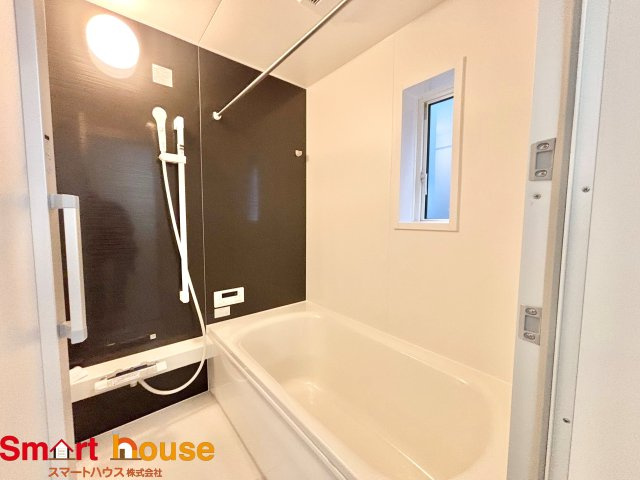 相模原市緑区谷ケ原第3　新築全3棟の浴室|一日の疲れを癒してくれる場所なので、快適に過ごして頂く為にゆったりサイズのバスタブを用意しました。是非半身浴をお楽しみ下さい。空気が籠らない様に小窓も設置しております。
