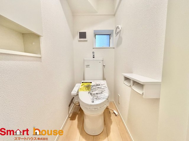 相模原市緑区谷ケ原第3　新築全3棟のトイレ|節水型でエコなトイレには、今では当たり前のウォシュレット付き。便座を温める機能もついていて、居心地良くてトイレから出られなくなるかも！換気用に換気扇はもちろん、窓も着いているので常に快適ですね♪
