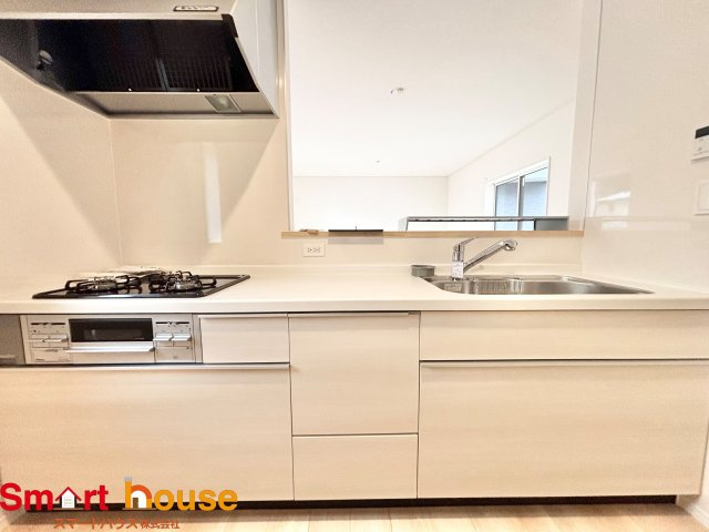 相模原市緑区谷ケ原第3　新築全3棟のキッチン|大容量収納付きキッチンは、調味料などをスッキリさせ綺麗な空間で気持のいい料理を手助けします！
