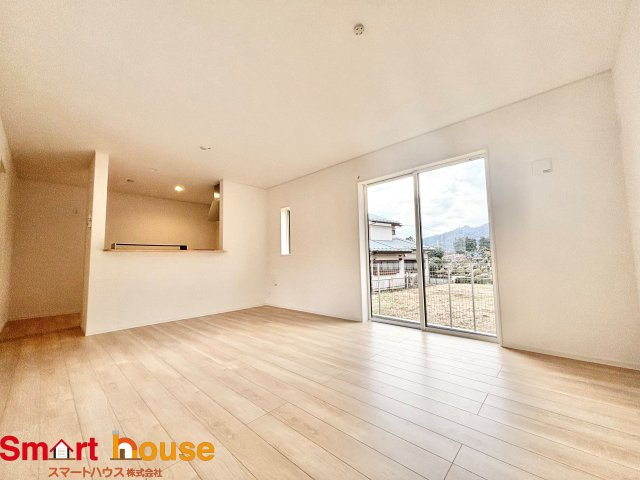 相模原市緑区谷ケ原第3　新築全3棟の居間・リビング|導線もしっかりと取れている間取りなので、ダイニングテーブルやソファー、ローテーブルなどの家具もしっかりと配置できます。ゆったりとした広さの空間でご家族だんらんの時間をお過ごしください。
