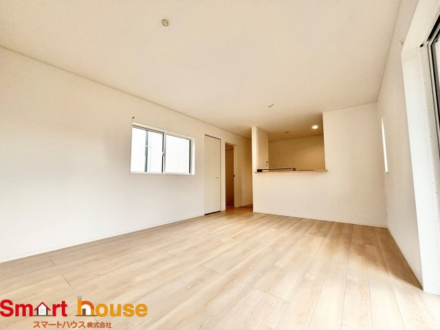 相模原市緑区谷ケ原第3　新築全3棟の居間・リビング|オープンでのびやかな空間を生み出す、こだわりの広がりとゆとり。家族と過ごす時間を大切にしたい方にぴったりの明るくゆとりある住空間です。
