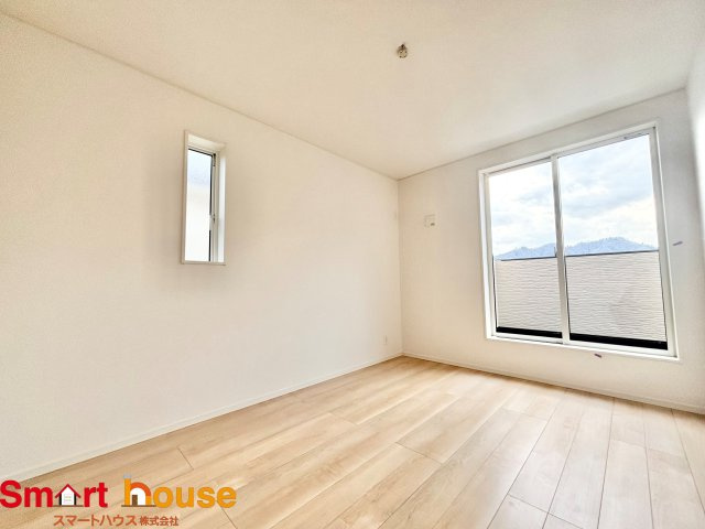 相模原市緑区谷ケ原第3　新築全3棟の洋室|大きな窓からたっぷりと陽光が注がれる明るい空間。家族の成長に対応できる永住仕様の間取り。一日の疲れをいやしてくれる主寝室。時を忘れて過ごす場所として過ごせるお部屋。
