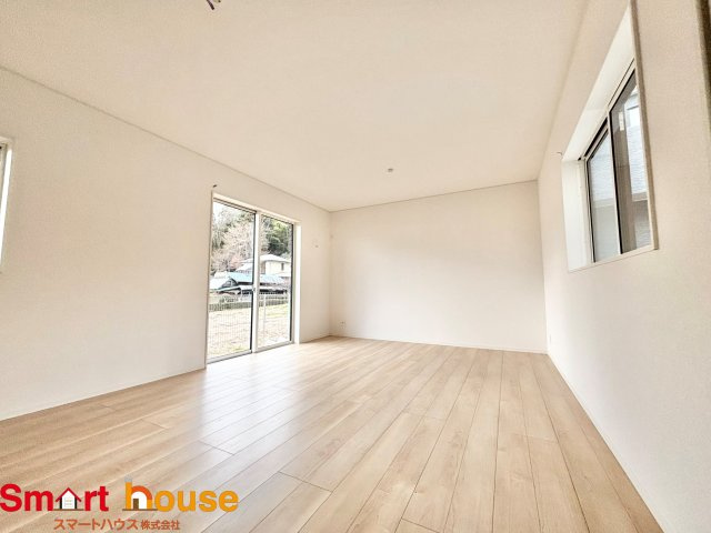 相模原市緑区谷ケ原第3　新築全3棟の居間・リビング|導線もしっかりと取れている間取りなので、ダイニングテーブルやソファー、ローテーブルなどの家具もしっかりと配置できます。ゆったりとした広さの空間でご家族だんらんの時間をお過ごしください。
