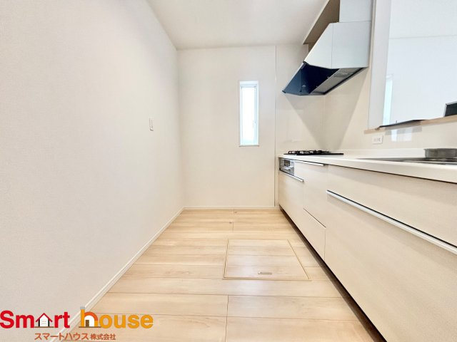 相模原市緑区谷ケ原第3　新築全3棟のキッチン|幅広いキッチンに冷蔵庫、カップボードなどを設置しても楽々と料理できます！
スペースにゆとりがあると気持ちもいいですね♪
