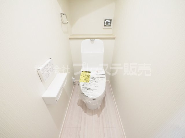 奈良市西大寺竜王町１丁目の新築一戸建のトイレ|現地写真（１号地１階トイレ）温水洗浄便座を標準装備！