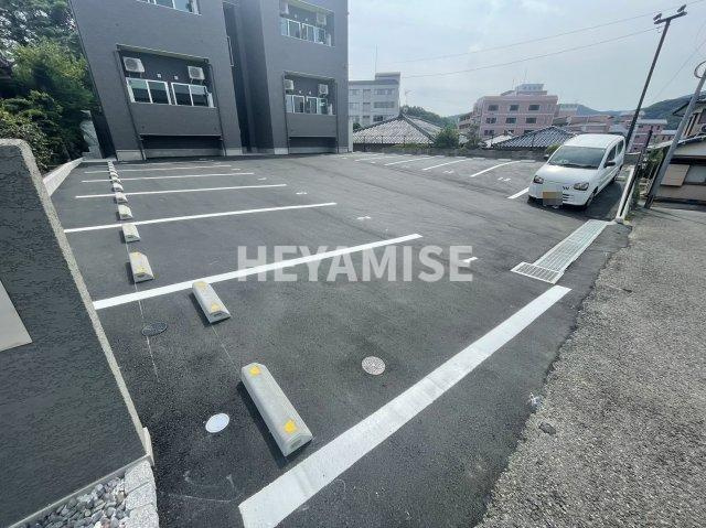 modern palazzo 諫早BRILLERの駐車場