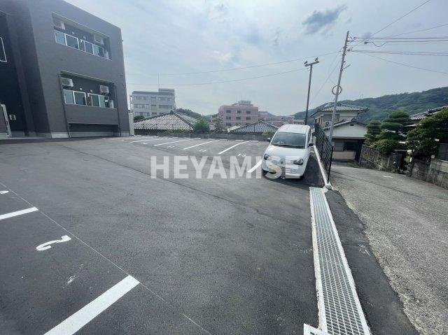 modern palazzo 諫早BRILLERの駐車場