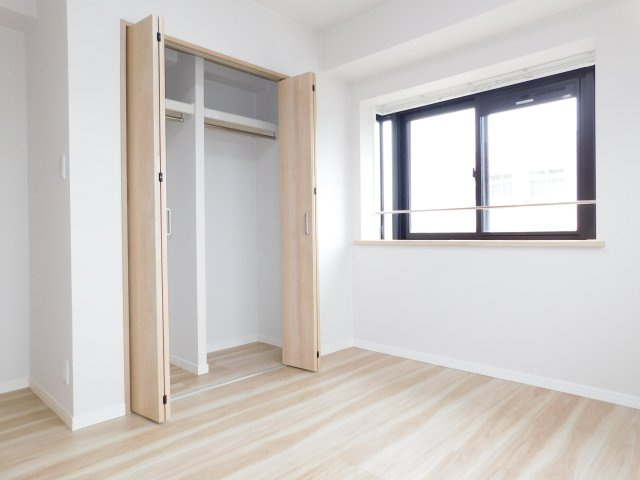 津島市柳原町４丁目の中古マンションの洋室|◇洋室◇　　明るいリビング６．３帖　全居室収納完備♪