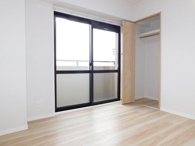 津島市柳原町４丁目の中古マンションの洋室|◇洋室◇　　明るい洋室４．９帖　全居室収納完備♪　バルコニー付き！