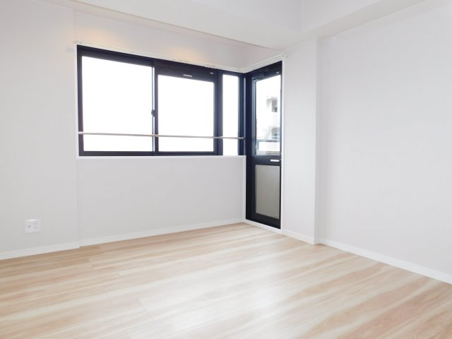 津島市柳原町４丁目の中古マンションの洋室|◇洋室◇　　明るい洋室６．０帖　全居室収納完備♪　バルコニー付き！　（２０２５年１２月リノベーション済）