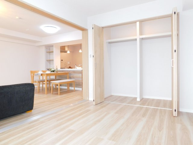 津島市柳原町４丁目の中古マンションの洋室|◇洋室◇　　南面で明るい洋室５．８帖　全居室収納完備♪　バルコニー付き！　（２０２５年１２月リノベーション済）