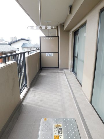 津島市柳原町４丁目の中古マンションのバルコニー|◇バルコニー◇　　陽当り良好なワイドバルコニー！　リビングと洋室から出入りできます♪