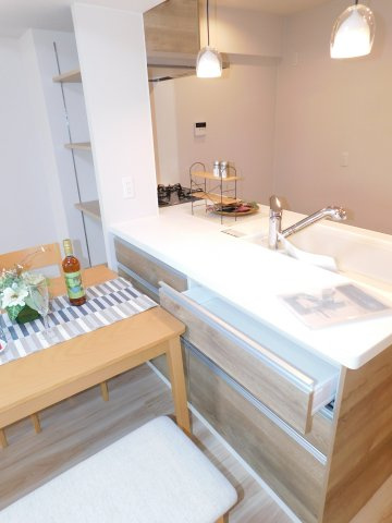 津島市柳原町４丁目の中古マンションの収納|◇キッチン収納◇　　日用品やダイニング用品、お子さまのおもちゃなど、多目的な収納スペースとして使えます！　