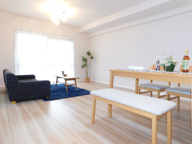 津島市柳原町４丁目の中古マンションの居間・リビング|◇リビング◇　　南向きで明るいリビング１５．７帖　陽当り良好で開放感のあるリビング♪　（２０２５年１２月リノベーション済）