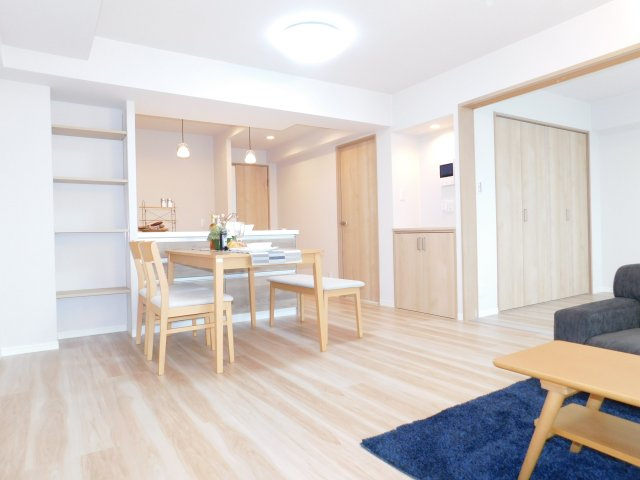 津島市柳原町４丁目の中古マンションの居間・リビング|◇リビング◇　　南向きで明るいリビング１５．７帖　キッチン前面に収納付き♪　（２０２５年１２月リノベーション済）