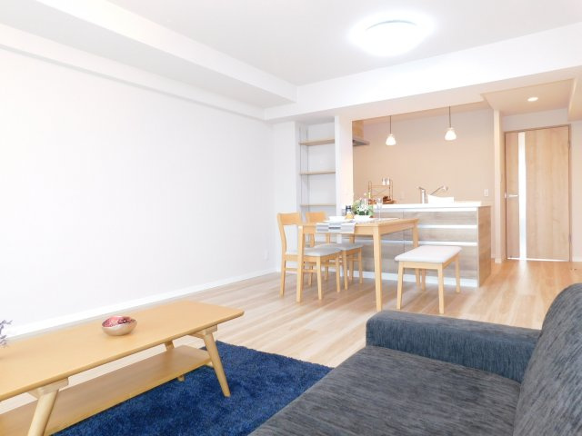 津島市柳原町４丁目の中古マンションの居間・リビング|◇リビング◇　　南向きで明るいリビング１５．７帖　隣の洋室と続き間で２１．５帖の広々空間になります♪　（２０２５年１２月リノベーション済）