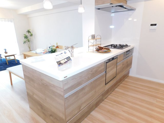 津島市柳原町４丁目の中古マンションのキッチン|◇キッチン◇　　高級感のあるフラットキッチン♪　前面に便利な収納完備　（２０２５年１２月リノベーション済）