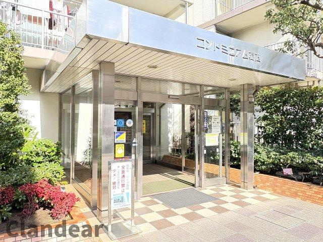 コンドミニアム葛西|植栽が美しく映えるエントランスが、住まいに上品な印象をプラス。日常に心地よい落ち着きをもたらします