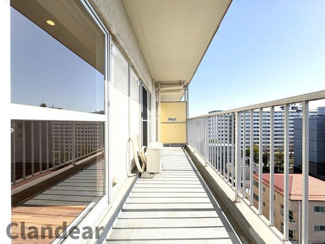 コンドミニアム葛西のバルコニー|家族の洗濯物もしっかり干せる広さのバルコニー。日々の家事がスムーズになる、うれしいスペースです