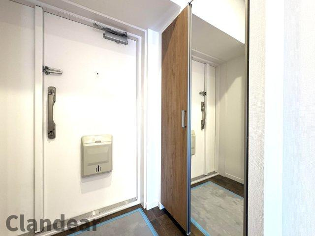 コンドミニアム葛西の玄関|玄関横に大型シューズボックス付！靴類をたっぷり収納して、片付いた玄関がキープできます♪玄関横に大型シューズボックス付。