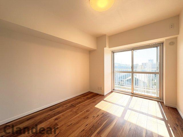 コンドミニアム葛西の洋室|夏場に心地よいひんやり感はフローリングならでは！お掃除もラクチンです