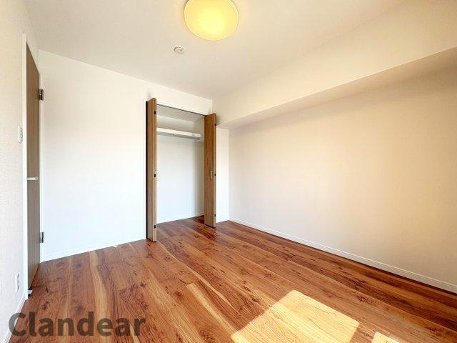 コンドミニアム葛西の洋室|採光に配慮された明るい洋室。一日の始まりも心地よく、家族それぞれの時間を穏やかに過ごせます