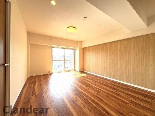 コンドミニアム葛西の洋室|お部屋の印象を引き締めるアクセントクロス採用。家具配置もしやすく、自分らしい暮らしを楽しめます