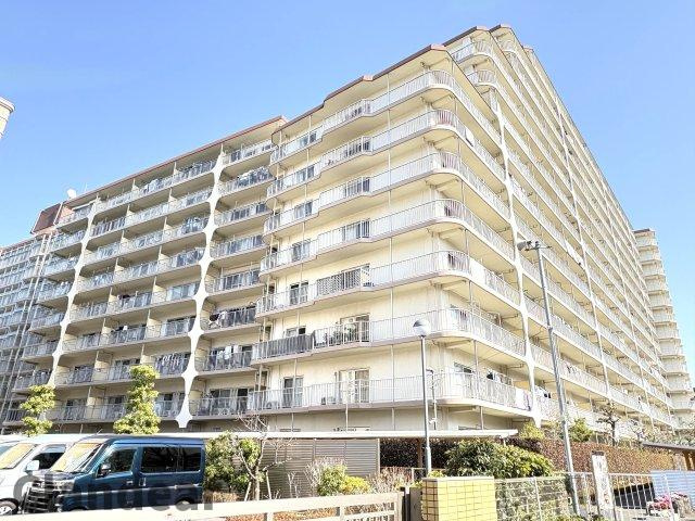 コンドミニアム葛西の外観|やわらかな色合いの外観が、住まう人をそっと迎える佇まい。日々の暮らしに寄り添う、穏やかな雰囲気です