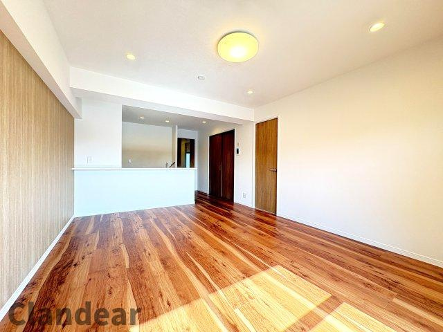 コンドミニアム葛西の居間・リビング|アクセントクロスとダウンライトが映えるオシャレなリビング。家族の絶えない笑い声が聞こてきそうです♪