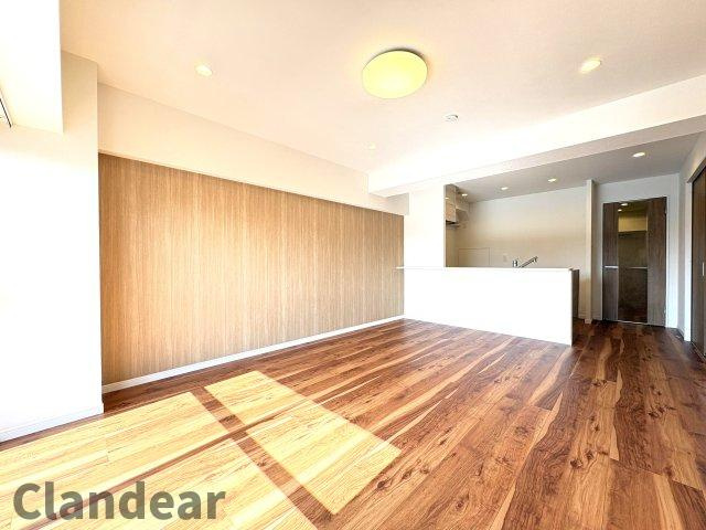 コンドミニアム葛西の居間・リビング|やわらかい陽光が差し込み、明るいお部屋を演出する設計♪採光の取れる窓が気持ちのよいお部屋を創り上げます(^^)