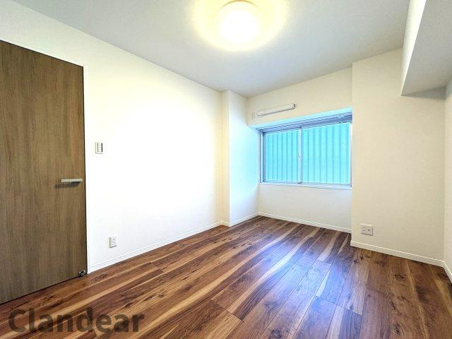 コンドミニアム葛西の洋室|ナチュラルな色合いが心地よい空間。家具を選びやすく、日々の暮らしにそっと寄り添う落ち着いた雰囲気です