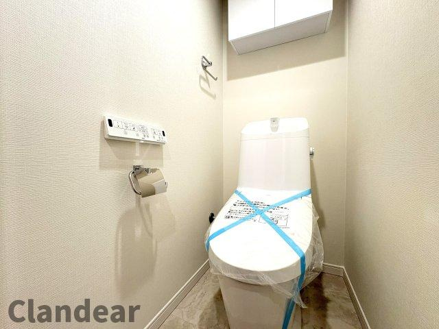 コンドミニアム葛西のトイレ|ホワイトベースで清潔感のあるトイレスペースを演出♪吊戸棚付きでトイレ周りもスッキリお使いいただけます！