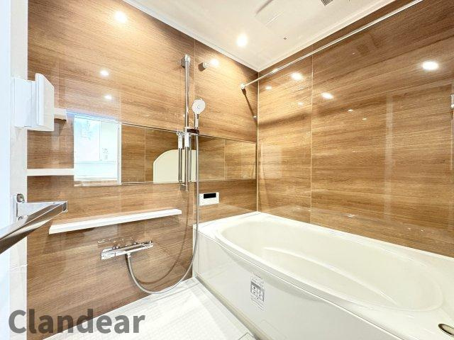 コンドミニアム葛西の浴室|落ち着きのあるアクセントウォールを搭載した浴室は浴室暖房乾燥機能付き。雨の日も気にせずにお洗濯ができます。