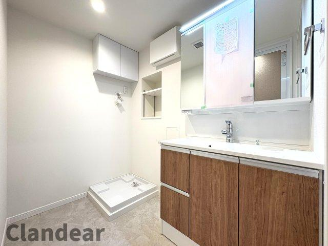 コンドミニアム葛西の独立洗面台|ゆったりとした洗面室に収納豊富な大きな鏡の洗面化粧台♪入浴の際、お洗濯物はそのまま洗濯機に入れられます！