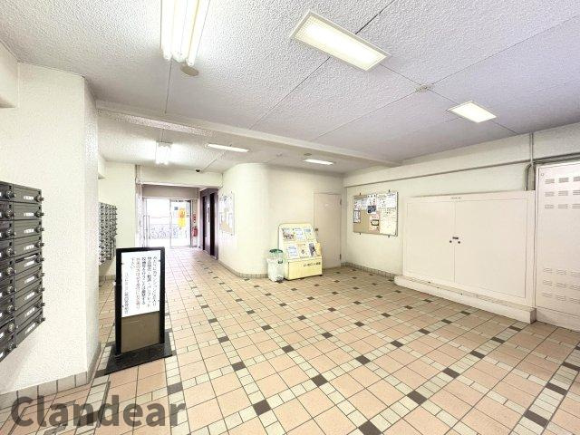 コンドミニアム葛西のロビー|清掃が行き届いた集合ポスト。細部まで丁寧に管理され、安心して暮らせる環境が整っています♪