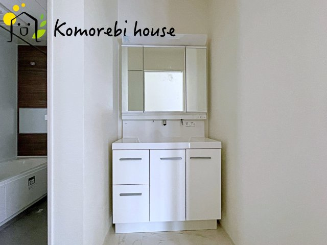 さいたま市大宮区土手町　5期　新築一戸建て　KEIAI GRACE　04の独立洗面台|独立洗面台、小物を置くことができて便利です