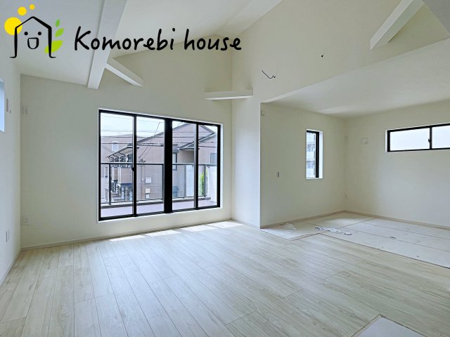 さいたま市大宮区土手町　5期　新築一戸建て　KEIAI GRACE　04の居間・リビング|ゆったりとした居間です