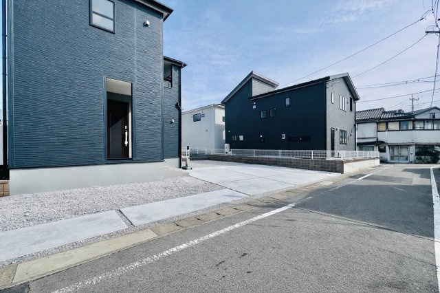 高崎石原町の前面道路含む現地写真|間口も広く駐車も楽々♪