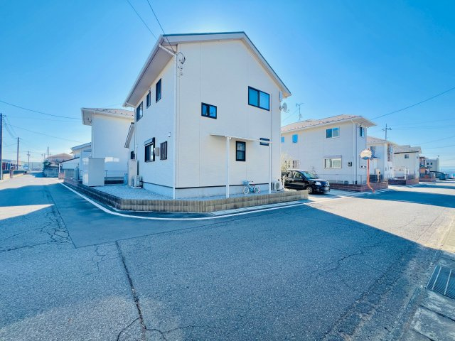 伊勢崎市西久保の前面道路含む現地写真|間口も広く駐車が苦手な方にもおススメ♪