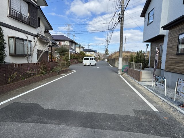 柏市花野井新築戸建【花野井小学校:徒歩7分】の前面道路含む現地写真|西側前面道路・幅員約6ｍ